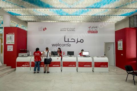 27 octobre 2014 : l'effrevescence commence au centre de presse de l'ISIE, située au Palais des Congrès de Tunis, où des centaines de journalistes nationaux et internationaux enchainent pour les jours à venir les conférences de presse qui donneront les résultats partiels circonscriptions par circonscriptions. Les résultats complets sont à prévoir dans les 48 à 72 h après les votes.