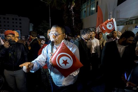 October 27, 2014: At the call of the Ennahda Party, several hundred activists gathered the day after the elections. Party leaders thanked the activists for their commitment and acknowledged their defeat in the elections. Rached Ghannouchi, president of the Islamist party, thanked the activists in his speech and acknowledged the defeat. 