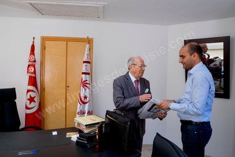 29 octobre 2014 : Béji Caïd Essebsi avec firas guefrech, l'un de ses assistant, ancien membre du RCD. Portrait de Béji Caïd Essebsi, Président du parti Nidaa Tounes, dans son bureau au siège du parti Nidaa Tounes. Nidaa Tounes, parti créé il y a deux ans, est sorti premier des élections législatives. 