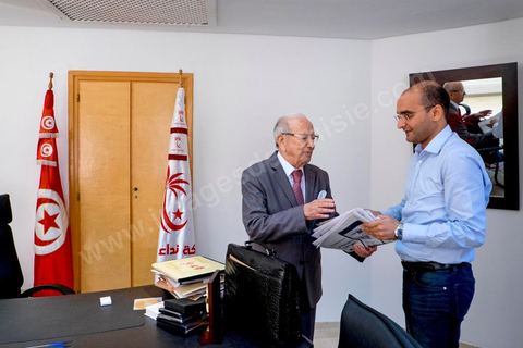 29 octobre 2014 : Béji Caïd Essebsi avec firas guefrech, l'un de ses assistant, ancien membre du RCD. Portrait de Béji Caïd Essebsi, Président du parti Nidaa Tounes, dans son bureau au siège du parti Nidaa Tounes. Nidaa Tounes, parti créé il y a deux ans, est sorti premier des élections législatives. 