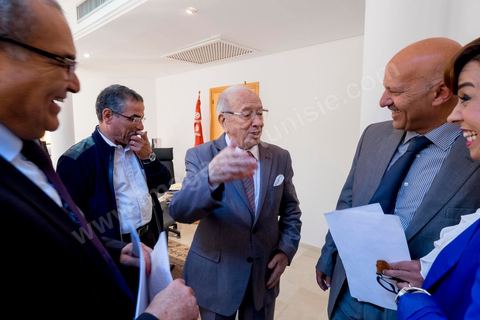 29 octobre 2014 : portrait de Béji Caïd Essebsi, Président du parti Nidaa Tounes, dans son bureau au siège du parti Nidaa Tounes. Nidaa Tounes, parti créé il y a deux ans, est sorti premier des élections législatives. Ambiance de fête et de félicitations dan sle bureau du président avec ses proches collaborateurs.