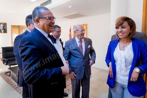 29 octobre 2014 : portrait de Béji Caïd Essebsi, Président du parti Nidaa Tounes, dans son bureau au siège du parti Nidaa Tounes. Nidaa Tounes, parti créé il y a deux ans, est sorti premier des élections législatives. Ambiance de fête et de félicitations dan sle bureau du président avec ses proches collaborateurs.