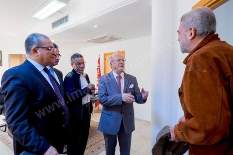 29 octobre 2014 : portrait de Béji Caïd Essebsi, Président du parti Nidaa Tounes, dans son bureau au siège du parti Nidaa Tounes. Nidaa Tounes, parti créé il y a deux ans, est sorti premier des élections législatives. Ambiance de fête et de félicitations dan sle bureau du président avec ses proches collaborateurs.