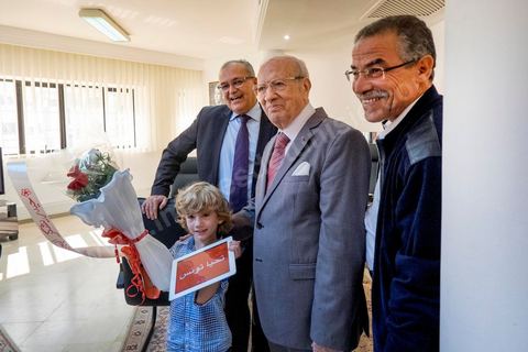 29 octobre 2014 : portrait de Béji Caïd Essebsi, Président du parti Nidaa Tounes, dans son bureau au siège du parti Nidaa Tounes. Nidaa Tounes, parti créé il y a deux ans, est sorti premier des élections législatives. ici avec Khemaies Ksila, député réélu et un jeune venu offrir un bouquet de la victoire à Béji.