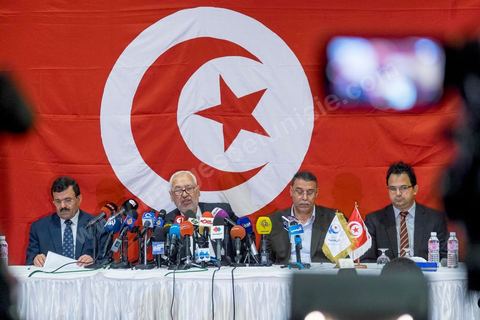 30 octobre 2014 : Conférence de presse de Ennahdha en présence de Rached Ghannouchi, son président, Ali Larayedh (G), secrétaire général du parti et Abdelahamid Jelassi, directeur de campagne. Après leur défaite aux élections législatives, Rached Ghannouchi a tenu à remercier tous les électeurs qui ont voté pour son parti et assurer que son mouvement continuera à défendre les libertés et la justice transitionnelle.
