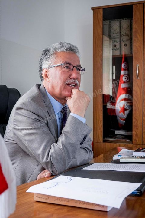 31 octobre 2014 : portrait de Hamma Hammami dans son bureau du parti du Front populaire au lendemain des élections législatives. La bipolarisation de la vie politique tunisienne entre Nida Tounes et Ennahdha ne devrait pas cacher la 3ème place qu'occupent désormais le Front populaire et Hamma Hammami dans le paysage politique tunisien.