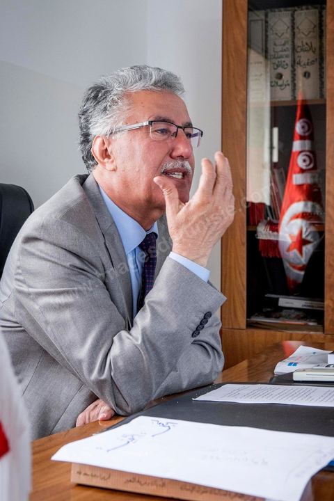 31 octobre 2014 : portrait de Hamma Hammami dans son bureau du parti du Front populaire au lendemain des élections législatives. La bipolarisation de la vie politique tunisienne entre Nida Tounes et Ennahdha ne devrait pas cacher la 3ème place qu'occupent désormais le Front populaire et Hamma Hammami dans le paysage politique tunisien.