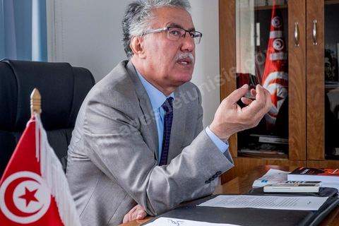 31 octobre 2014 : portrait de Hamma Hammami dans son bureau du parti du Front populaire au lendemain des élections législatives. La bipolarisation de la vie politique tunisienne entre Nida Tounes et Ennahdha ne devrait pas cacher la 3ème place qu'occupent désormais le Front populaire et Hamma Hammami dans le paysage politique tunisien.