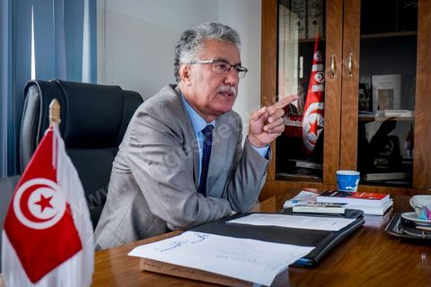 31 octobre 2014 : portrait de Hamma Hammami dans son bureau du parti du Front populaire au lendemain des élections législatives. La bipolarisation de la vie politique tunisienne entre Nida Tounes et Ennahdha ne devrait pas cacher la 3ème place qu'occupent désormais le Front populaire et Hamma Hammami dans le paysage politique tunisien.