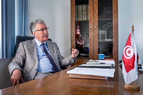 31 octobre 2014 : portrait de Hamma Hammami dans son bureau du parti du Front populaire au lendemain des élections législatives. La bipolarisation de la vie politique tunisienne entre Nida Tounes et Ennahdha ne devrait pas cacher la 3ème place qu'occupent désormais le Front populaire et Hamma Hammami dans le paysage politique tunisien.