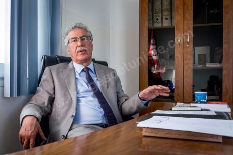 31 octobre 2014 : portrait de Hamma Hammami dans son bureau du parti du Front populaire au lendemain des élections législatives. La bipolarisation de la vie politique tunisienne entre Nida Tounes et Ennahdha ne devrait pas cacher la 3ème place qu'occupent désormais le Front populaire et Hamma Hammami dans le paysage politique tunisien.