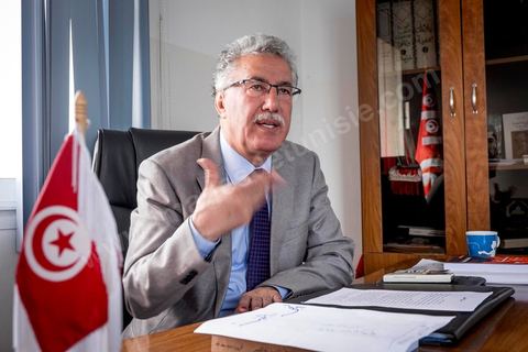 31 octobre 2014 : portrait de Hamma Hammami dans son bureau du parti du Front populaire au lendemain des élections législatives. La bipolarisation de la vie politique tunisienne entre Nida Tounes et Ennahdha ne devrait pas cacher la 3ème place qu'occupent désormais le Front populaire et Hamma Hammami dans le paysage politique tunisien.