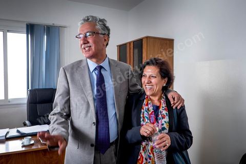 31 octobre 2014 : Hamma Hammai et sa femme Radhia Nasraoui. Portrait de Hamma Hammami dans son bureau du parti du Front populaire au lendemain des élections législatives. La bipolarisation de la vie politique tunisienne entre Nida Tounes et Ennahdha ne devrait pas cacher la 3ème place qu'occupent désormais le Front populaire et Hamma Hammami dans le paysage politique tunisien.