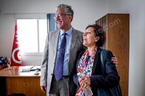 31 octobre 2014 : Hamma Hammai et sa femme Radhia Nasraoui. Portrait de Hamma Hammami dans son bureau du parti du Front populaire au lendemain des élections législatives. La bipolarisation de la vie politique tunisienne entre Nida Tounes et Ennahdha ne devrait pas cacher la 3ème place qu'occupent désormais le Front populaire et Hamma Hammami dans le paysage politique tunisien.