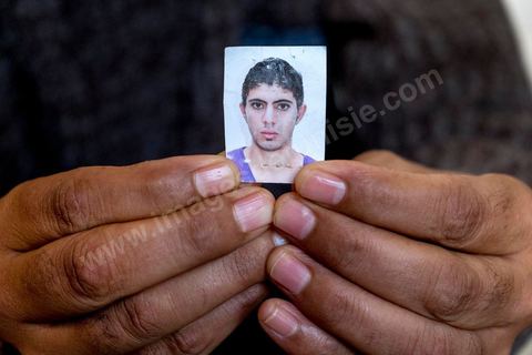 22 octobre 2014 : photo de Bilal Kaadi, mort samedi 18 ocotbre dans une voiture Kamikaze, alors quil souhaitait rentrer en Tunisie après son engagement auprès de jihadistes. Rencontre avec 3 des 5 familles de jeunes partis en Libye faire le Jihad dans la ville de Oueslatia au centre de la Tunisie après la mort à Benghazi samedi 18 ocotbre de Bilal Kaadi, jeune tunisien de 23 ans.