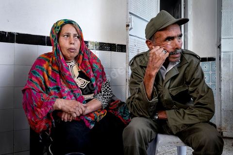 22 octobre 2014 : Houcine et Rebah, parents de Seif Abdaoui, 19 ans, est aussi parti en Libye en compagnie de 4 autres camardes de Oueslatia. Rencontre avec 3 des 5 familles de jeunes partis en Libye faire le Jihad dans la ville de Oueslatia au centre de la Tunisie après la mort à Benghazi samedi 18 ocotbre de Bilal Kaadi, jeune tunisien de 23 ans.