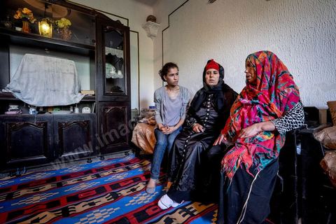 22 octobre 2014 : Najeh (g), soeur de Walid Abdaoui, parti en libye, et Rebah Abdaoui (d), mère de Walid, parti en Libye, réconfortent la mère de Bilal Kaadi, le jeune mort à Benghazi samedi 18 octobre dans une voiture kamikaze alors qu'il souhaitait rentrer en Tunisie. Rencontre avec 3 des 5 familles de jeunes partis en Libye faire le Jihad dans la ville de Oueslatia au centre de la Tunisie après la mort à Benghazi samedi 18 ocotbre de Bilal Kaadi, jeune tunisien de 23 ans.