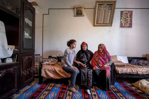 22 octobre 2014 : Najeh (g), soeur de Walid Abdaoui, parti en libye, et Rebah Abdaoui (d), mère de Walid, parti en Libye, réconfortent la mère de Bilal Kaadi, le jeune mort à Benghazi samedi 18 octobre dans une voiture kamikaze alors qu'il souhaitait rentrer en Tunisie. Rencontre avec 3 des 5 familles de jeunes partis en Libye faire le Jihad dans la ville de Oueslatia au centre de la Tunisie après la mort à Benghazi samedi 18 ocotbre de Bilal Kaadi, jeune tunisien de 23 ans.