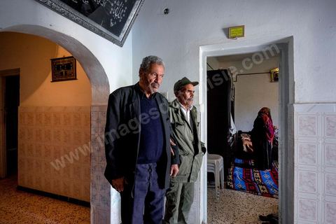 22 octobre 2014 : à la maison de Bilal Kaadi, le jeune mort dans une voiture kamikaze à Benghazi, Houcine Abdaoui, père de Seif, parti en Libye, soutient le père de Bilal, mort dans une voiture kamikaze, le samedi 18 ocotbre à Benghazi alors quil souhaitait rentrer en Tunisie. Rencontre avec 3 des 5 familles de jeunes partis en Libye faire le Jihad dans la ville de Oueslatia au centre de la Tunisie après la mort à Benghazi samedi 18 ocotbre de Bilal Kaadi, jeune tunisien de 23 ans.