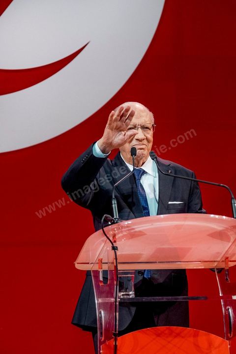15 novembre 2014 : meeting de Beji Caïd Essebsi, candidat à la présidentielle du 23 novembre 2014 pour le parti Nidaa Tounes, au palais des sports de Tunis. Dans une enceinte pleine, Béji Caïd Essebsi, 88 ans, a tenu un discours d'une vingtaine de minutes : « Nous ne prétendons pas nous éterniser à diriger les affaires du pays, mais nous formerons les jeunes à qui revient le droit de prendre le flambeau et d’assumer leurs responsabilités », a-t-il  indiqué en substance. Une jeunesse qui doit œuvrer dans un climat de sécurité et de stabilité afin de pouvoir mettre en place une stratégie de développement durable en impulsant la dynamique économique, a-t-il ajouté.