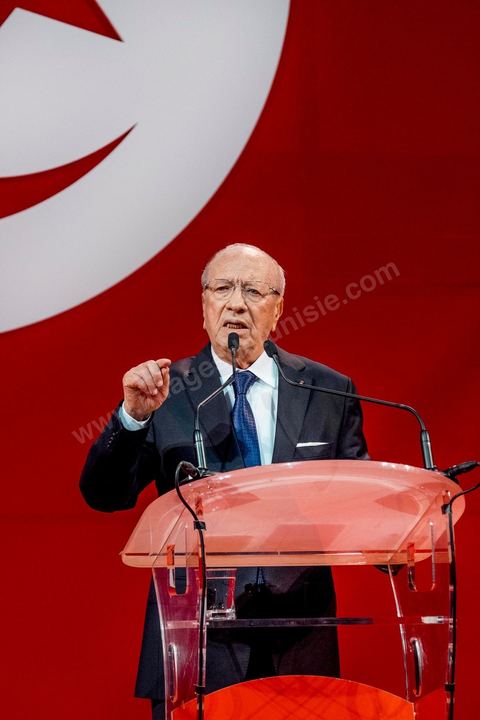 15 novembre 2014 : meeting de Beji Caïd Essebsi, candidat à la présidentielle du 23 novembre 2014 pour le parti Nidaa Tounes, au palais des sports de Tunis. Dans une enceinte pleine, Béji Caïd Essebsi, 88 ans, a tenu un discours d'une vingtaine de minutes : « Nous ne prétendons pas nous éterniser à diriger les affaires du pays, mais nous formerons les jeunes à qui revient le droit de prendre le flambeau et d’assumer leurs responsabilités », a-t-il  indiqué en substance. Une jeunesse qui doit œuvrer dans un climat de sécurité et de stabilité afin de pouvoir mettre en place une stratégie de développement durable en impulsant la dynamique économique, a-t-il ajouté.