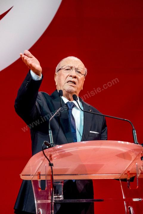 15 novembre 2014 : meeting de Beji Caïd Essebsi, candidat à la présidentielle du 23 novembre 2014 pour le parti Nidaa Tounes, au palais des sports de Tunis. Dans une enceinte pleine, Béji Caïd Essebsi, 88 ans, a tenu un discours d'une vingtaine de minutes : « Nous ne prétendons pas nous éterniser à diriger les affaires du pays, mais nous formerons les jeunes à qui revient le droit de prendre le flambeau et d’assumer leurs responsabilités », a-t-il  indiqué en substance. Une jeunesse qui doit œuvrer dans un climat de sécurité et de stabilité afin de pouvoir mettre en place une stratégie de développement durable en impulsant la dynamique économique, a-t-il ajouté.
