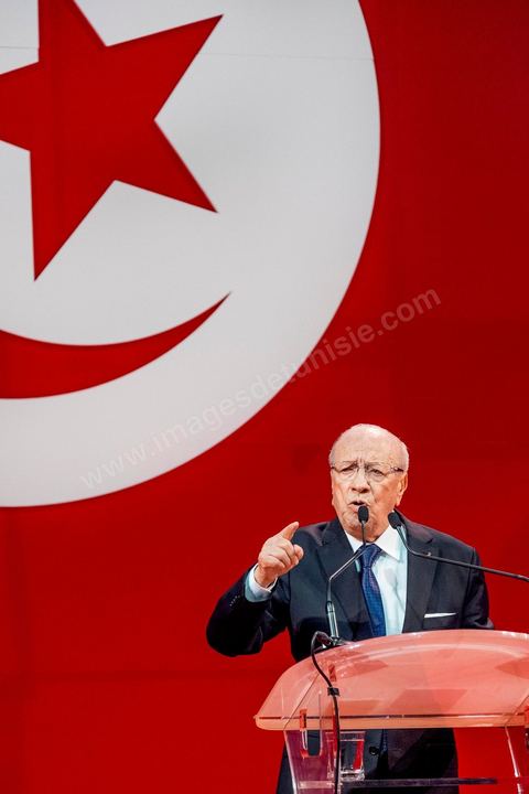 15 novembre 2014 : meeting de Beji Caïd Essebsi, candidat à la présidentielle du 23 novembre 2014 pour le parti Nidaa Tounes, au palais des sports de Tunis. Dans une enceinte pleine, Béji Caïd Essebsi, 88 ans, a tenu un discours d'une vingtaine de minutes : « Nous ne prétendons pas nous éterniser à diriger les affaires du pays, mais nous formerons les jeunes à qui revient le droit de prendre le flambeau et d’assumer leurs responsabilités », a-t-il  indiqué en substance. Une jeunesse qui doit œuvrer dans un climat de sécurité et de stabilité afin de pouvoir mettre en place une stratégie de développement durable en impulsant la dynamique économique, a-t-il ajouté.