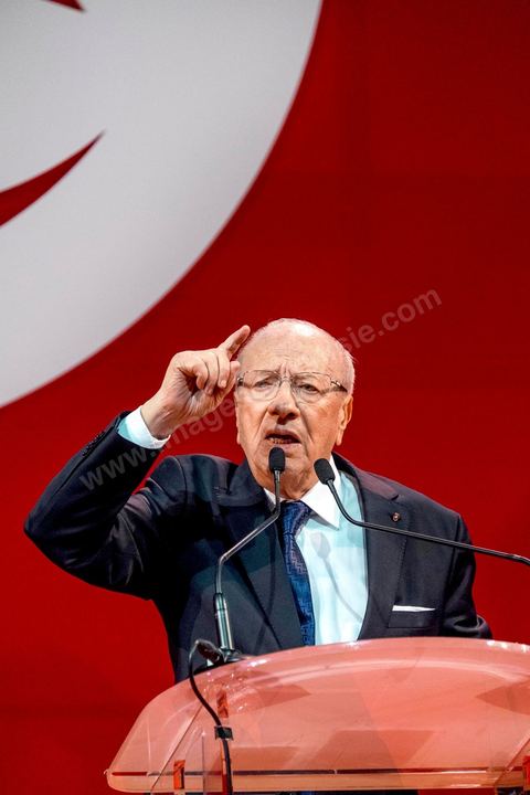 15 novembre 2014 : meeting de Beji Caïd Essebsi, candidat à la présidentielle du 23 novembre 2014 pour le parti Nidaa Tounes, au palais des sports de Tunis. Dans une enceinte pleine, Béji Caïd Essebsi, 88 ans, a tenu un discours d'une vingtaine de minutes : « Nous ne prétendons pas nous éterniser à diriger les affaires du pays, mais nous formerons les jeunes à qui revient le droit de prendre le flambeau et d’assumer leurs responsabilités », a-t-il  indiqué en substance. Une jeunesse qui doit œuvrer dans un climat de sécurité et de stabilité afin de pouvoir mettre en place une stratégie de développement durable en impulsant la dynamique économique, a-t-il ajouté.