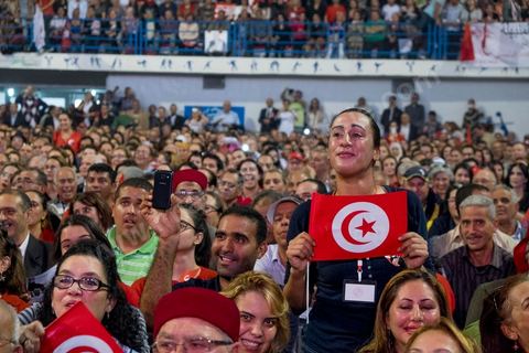 15 novembre 2014 : meeting de Beji Caïd Essebsi, candidat à la présidentielle du 23 novembre 2014 pour le parti Nidaa Tounes, au palais des sports de Tunis. Dans une enceinte pleine, Béji Caïd Essebsi, 88 ans, a tenu un discours d'une vingtaine de minutes : « Nous ne prétendons pas nous éterniser à diriger les affaires du pays, mais nous formerons les jeunes à qui revient le droit de prendre le flambeau et d’assumer leurs responsabilités », a-t-il  indiqué en substance. Une jeunesse qui doit œuvrer dans un climat de sécurité et de stabilité afin de pouvoir mettre en place une stratégie de développement durable en impulsant la dynamique économique, a-t-il ajouté.