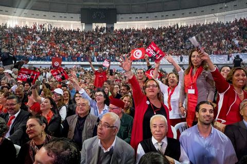 15 novembre 2014 : meeting de Beji Caïd Essebsi, candidat à la présidentielle du 23 novembre 2014 pour le parti Nidaa Tounes, au palais des sports de Tunis. Dans une enceinte pleine, Béji Caïd Essebsi, 88 ans, a tenu un discours d'une vingtaine de minutes : « Nous ne prétendons pas nous éterniser à diriger les affaires du pays, mais nous formerons les jeunes à qui revient le droit de prendre le flambeau et d’assumer leurs responsabilités », a-t-il  indiqué en substance. Une jeunesse qui doit œuvrer dans un climat de sécurité et de stabilité afin de pouvoir mettre en place une stratégie de développement durable en impulsant la dynamique économique, a-t-il ajouté.
