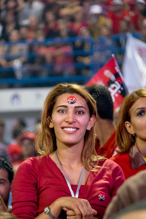 15 novembre 2014 : meeting de Beji Caïd Essebsi, candidat à la présidentielle du 23 novembre 2014 pour le parti Nidaa Tounes, au palais des sports de Tunis. Dans une enceinte pleine, Béji Caïd Essebsi, 88 ans, a tenu un discours d'une vingtaine de minutes : « Nous ne prétendons pas nous éterniser à diriger les affaires du pays, mais nous formerons les jeunes à qui revient le droit de prendre le flambeau et d’assumer leurs responsabilités », a-t-il  indiqué en substance. Une jeunesse qui doit œuvrer dans un climat de sécurité et de stabilité afin de pouvoir mettre en place une stratégie de développement durable en impulsant la dynamique économique, a-t-il ajouté.
