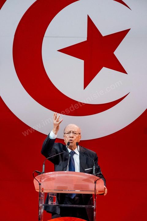 15 novembre 2014 : meeting de Beji Caïd Essebsi, candidat à la présidentielle du 23 novembre 2014 pour le parti Nidaa Tounes, au palais des sports de Tunis. Dans une enceinte pleine, Béji Caïd Essebsi, 88 ans, a tenu un discours d'une vingtaine de minutes : « Nous ne prétendons pas nous éterniser à diriger les affaires du pays, mais nous formerons les jeunes à qui revient le droit de prendre le flambeau et d’assumer leurs responsabilités », a-t-il  indiqué en substance. Une jeunesse qui doit œuvrer dans un climat de sécurité et de stabilité afin de pouvoir mettre en place une stratégie de développement durable en impulsant la dynamique économique, a-t-il ajouté.