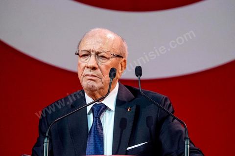 15 novembre 2014 : meeting de Beji Caïd Essebsi, candidat à la présidentielle du 23 novembre 2014 pour le parti Nidaa Tounes, au palais des sports de Tunis. Dans une enceinte pleine, Béji Caïd Essebsi, 88 ans, a tenu un discours d'une vingtaine de minutes : « Nous ne prétendons pas nous éterniser à diriger les affaires du pays, mais nous formerons les jeunes à qui revient le droit de prendre le flambeau et d’assumer leurs responsabilités », a-t-il  indiqué en substance. Une jeunesse qui doit œuvrer dans un climat de sécurité et de stabilité afin de pouvoir mettre en place une stratégie de développement durable en impulsant la dynamique économique, a-t-il ajouté.