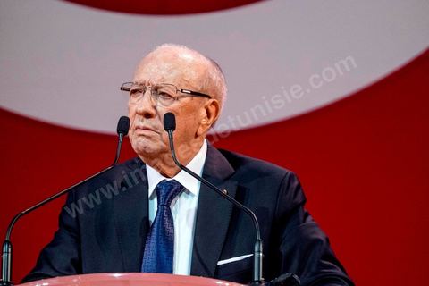 15 novembre 2014 : meeting de Beji Caïd Essebsi, candidat à la présidentielle du 23 novembre 2014 pour le parti Nidaa Tounes, au palais des sports de Tunis. Dans une enceinte pleine, Béji Caïd Essebsi, 88 ans, a tenu un discours d'une vingtaine de minutes : « Nous ne prétendons pas nous éterniser à diriger les affaires du pays, mais nous formerons les jeunes à qui revient le droit de prendre le flambeau et d’assumer leurs responsabilités », a-t-il  indiqué en substance. Une jeunesse qui doit œuvrer dans un climat de sécurité et de stabilité afin de pouvoir mettre en place une stratégie de développement durable en impulsant la dynamique économique, a-t-il ajouté.