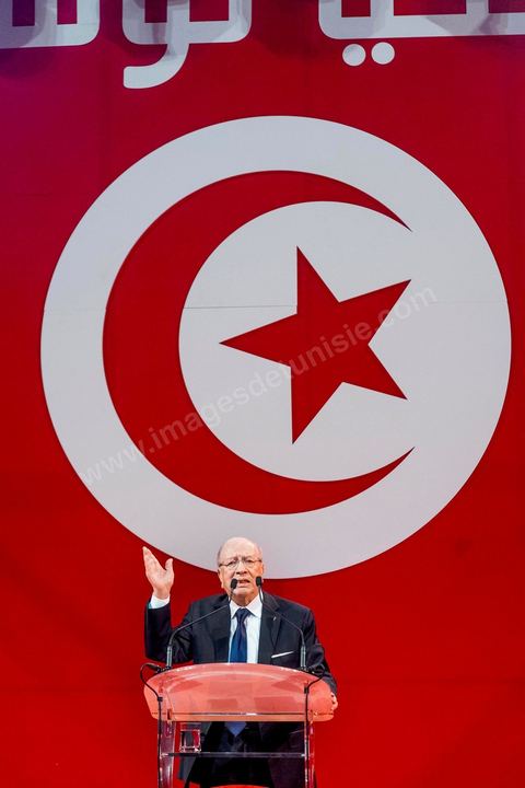 15 novembre 2014 : meeting de Beji Caïd Essebsi, candidat à la présidentielle du 23 novembre 2014 pour le parti Nidaa Tounes, au palais des sports de Tunis. Dans une enceinte pleine, Béji Caïd Essebsi, 88 ans, a tenu un discours d'une vingtaine de minutes : « Nous ne prétendons pas nous éterniser à diriger les affaires du pays, mais nous formerons les jeunes à qui revient le droit de prendre le flambeau et d’assumer leurs responsabilités », a-t-il  indiqué en substance. Une jeunesse qui doit œuvrer dans un climat de sécurité et de stabilité afin de pouvoir mettre en place une stratégie de développement durable en impulsant la dynamique économique, a-t-il ajouté.