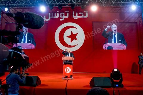 15 novembre 2014 : meeting de Beji Caïd Essebsi, candidat à la présidentielle du 23 novembre 2014 pour le parti Nidaa Tounes, au palais des sports de Tunis. Dans une enceinte pleine, Béji Caïd Essebsi, 88 ans, a tenu un discours d'une vingtaine de minutes : « Nous ne prétendons pas nous éterniser à diriger les affaires du pays, mais nous formerons les jeunes à qui revient le droit de prendre le flambeau et d’assumer leurs responsabilités », a-t-il  indiqué en substance. Une jeunesse qui doit œuvrer dans un climat de sécurité et de stabilité afin de pouvoir mettre en place une stratégie de développement durable en impulsant la dynamique économique, a-t-il ajouté.