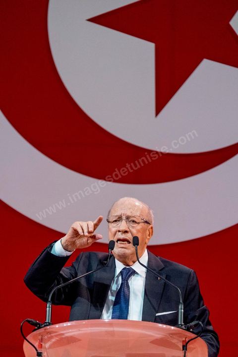 15 novembre 2014 : meeting de Beji Caïd Essebsi, candidat à la présidentielle du 23 novembre 2014 pour le parti Nidaa Tounes, au palais des sports de Tunis. Dans une enceinte pleine, Béji Caïd Essebsi, 88 ans, a tenu un discours d'une vingtaine de minutes : « Nous ne prétendons pas nous éterniser à diriger les affaires du pays, mais nous formerons les jeunes à qui revient le droit de prendre le flambeau et d’assumer leurs responsabilités », a-t-il  indiqué en substance. Une jeunesse qui doit œuvrer dans un climat de sécurité et de stabilité afin de pouvoir mettre en place une stratégie de développement durable en impulsant la dynamique économique, a-t-il ajouté.