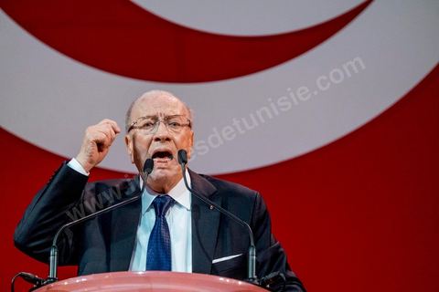 15 novembre 2014 : meeting de Beji Caïd Essebsi, candidat à la présidentielle du 23 novembre 2014 pour le parti Nidaa Tounes, au palais des sports de Tunis. Dans une enceinte pleine, Béji Caïd Essebsi, 88 ans, a tenu un discours d'une vingtaine de minutes : « Nous ne prétendons pas nous éterniser à diriger les affaires du pays, mais nous formerons les jeunes à qui revient le droit de prendre le flambeau et d’assumer leurs responsabilités », a-t-il  indiqué en substance. Une jeunesse qui doit œuvrer dans un climat de sécurité et de stabilité afin de pouvoir mettre en place une stratégie de développement durable en impulsant la dynamique économique, a-t-il ajouté.