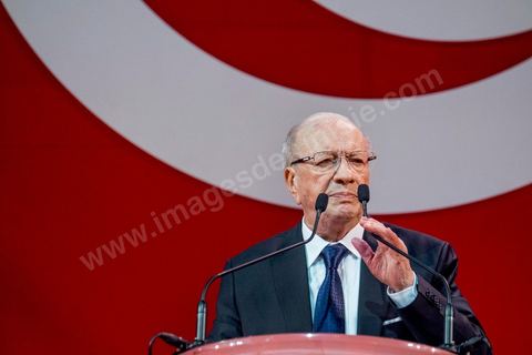 15 novembre 2014 : meeting de Beji Caïd Essebsi, candidat à la présidentielle du 23 novembre 2014 pour le parti Nidaa Tounes, au palais des sports de Tunis. Dans une enceinte pleine, Béji Caïd Essebsi, 88 ans, a tenu un discours d'une vingtaine de minutes : « Nous ne prétendons pas nous éterniser à diriger les affaires du pays, mais nous formerons les jeunes à qui revient le droit de prendre le flambeau et d’assumer leurs responsabilités », a-t-il  indiqué en substance. Une jeunesse qui doit œuvrer dans un climat de sécurité et de stabilité afin de pouvoir mettre en place une stratégie de développement durable en impulsant la dynamique économique, a-t-il ajouté.