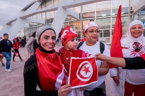 15 novembre 2014 : meeting de Beji Caïd Essebsi, candidat à la présidentielle du 23 novembre 2014 pour le parti Nidaa Tounes, au palais des sports de Tunis. Dans une enceinte pleine, Béji Caïd Essebsi, 88 ans, a tenu un discours d'une vingtaine de minutes : « Nous ne prétendons pas nous éterniser à diriger les affaires du pays, mais nous formerons les jeunes à qui revient le droit de prendre le flambeau et d’assumer leurs responsabilités », a-t-il  indiqué en substance. Une jeunesse qui doit œuvrer dans un climat de sécurité et de stabilité afin de pouvoir mettre en place une stratégie de développement durable en impulsant la dynamique économique, a-t-il ajouté.
