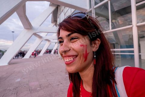 15 novembre 2014 : meeting de Beji Caïd Essebsi, candidat à la présidentielle du 23 novembre 2014 pour le parti Nidaa Tounes, au palais des sports de Tunis. Dans une enceinte pleine, Béji Caïd Essebsi, 88 ans, a tenu un discours d'une vingtaine de minutes : « Nous ne prétendons pas nous éterniser à diriger les affaires du pays, mais nous formerons les jeunes à qui revient le droit de prendre le flambeau et d’assumer leurs responsabilités », a-t-il  indiqué en substance. Une jeunesse qui doit œuvrer dans un climat de sécurité et de stabilité afin de pouvoir mettre en place une stratégie de développement durable en impulsant la dynamique économique, a-t-il ajouté.