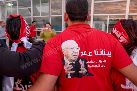 15 novembre 2014 : meeting de Beji Caïd Essebsi, candidat à la présidentielle du 23 novembre 2014 pour le parti Nidaa Tounes, au palais des sports de Tunis. Dans une enceinte pleine, Béji Caïd Essebsi, 88 ans, a tenu un discours d'une vingtaine de minutes : « Nous ne prétendons pas nous éterniser à diriger les affaires du pays, mais nous formerons les jeunes à qui revient le droit de prendre le flambeau et d’assumer leurs responsabilités », a-t-il  indiqué en substance. Une jeunesse qui doit œuvrer dans un climat de sécurité et de stabilité afin de pouvoir mettre en place une stratégie de développement durable en impulsant la dynamique économique, a-t-il ajouté.