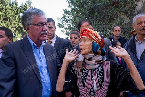 17 novembre 2014 : Visite de terrain de Hamma Hammami dans le quartier popualire de Oued Ellil, échange et discussion avec les habitants et les militants du Front Populaire. Campagne électorale pour les élections présidentielles du 23 novembre de Hamma Hammami, président du parti d'extrême gauche le Front popualire dan sles quartiers populaires de Oued Ellil et Douar Hicher, banlieue ouest de Tunis