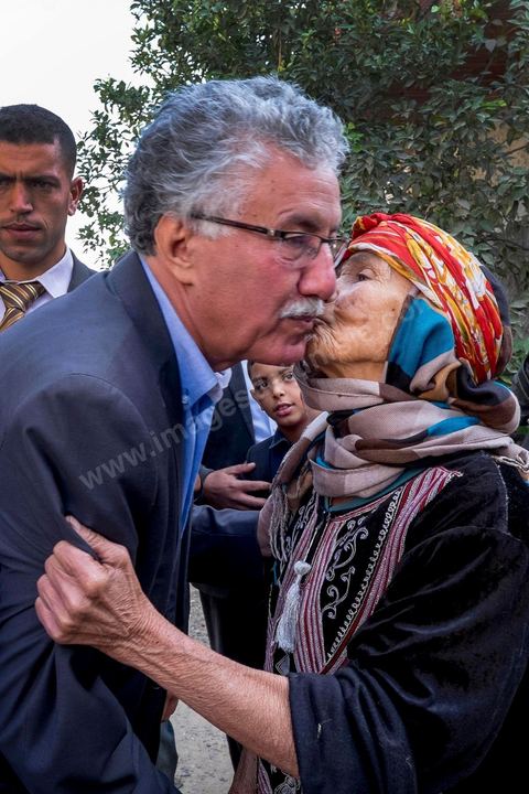 17 novembre 2014 : Visite de terrain de Hamma Hammami dans le quartier popualire de Oued Ellil, échange et discussion avec les habitants et les militants du Front Populaire. Campagne électorale pour les élections présidentielles du 23 novembre de Hamma Hammami, président du parti d'extrême gauche le Front popualire dan sles quartiers populaires de Oued Ellil et Douar Hicher, banlieue ouest de Tunis