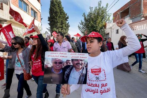 17 novembre 2014 : Visite de terrain de Hamma Hammami dans le quartier popualire de Oued Ellil, échange et discussion avec les habitants et les militants du Front Populaire. Campagne électorale pour les élections présidentielles du 23 novembre de Hamma Hammami, président du parti d'extrême gauche le Front popualire dan sles quartiers populaires de Oued Ellil et Douar Hicher, banlieue ouest de Tunis
