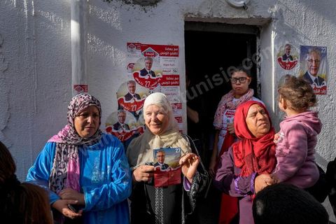 17 novembre 2014 : Visite de terrain de Hamma Hammami dans le quartier popualire de Oued Ellil, échange et discussion avec les habitants et les militants du Front Populaire. Campagne électorale pour les élections présidentielles du 23 novembre de Hamma Hammami, président du parti d'extrême gauche le Front popualire dan sles quartiers populaires de Oued Ellil et Douar Hicher, banlieue ouest de Tunis