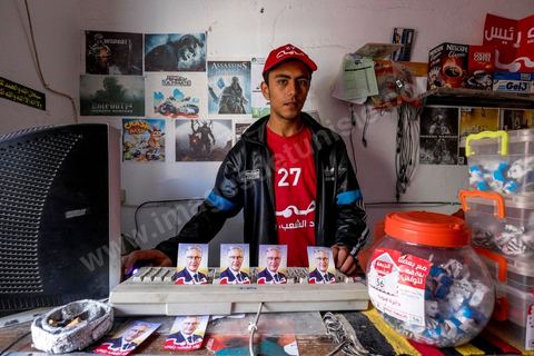 17 novembre 2014 : Visite de terrain de Hamma Hammami dans le quartier popualire de Oued Ellil, échange et discussion avec les habitants et les militants du Front Populaire. Campagne électorale pour les élections présidentielles du 23 novembre de Hamma Hammami, président du parti d'extrême gauche le Front popualire dan sles quartiers populaires de Oued Ellil et Douar Hicher, banlieue ouest de Tunis