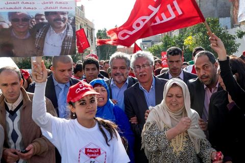 17 novembre 2014 : Visite de terrain de Hamma Hammami dans le quartier popualire de Oued Ellil, échange et discussion avec les habitants et les militants du Front Populaire. Campagne électorale pour les élections présidentielles du 23 novembre de Hamma Hammami, président du parti d'extrême gauche le Front popualire dan sles quartiers populaires de Oued Ellil et Douar Hicher, banlieue ouest de Tunis