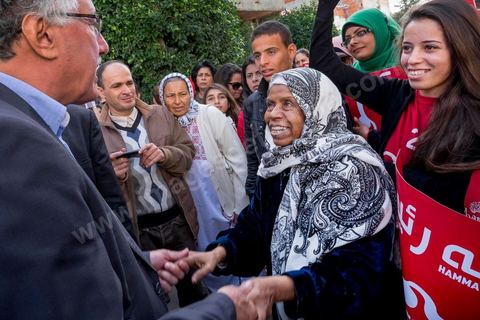 17 novembre 2014 : Visite de terrain de Hamma Hammami dans le quartier popualire de Oued Ellil, échange et discussion avec les habitants et les militants du Front Populaire. Campagne électorale pour les élections présidentielles du 23 novembre de Hamma Hammami, président du parti d'extrême gauche le Front popualire dan sles quartiers populaires de Oued Ellil et Douar Hicher, banlieue ouest de Tunis