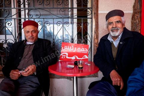 17 novembre 2014 : Visite de terrain de Hamma Hammami dans le quartier popualire de Oued Ellil, échange et discussion avec les habitants et les militants du Front Populaire. Campagne électorale pour les élections présidentielles du 23 novembre de Hamma Hammami, président du parti d'extrême gauche le Front popualire dan sles quartiers populaires de Oued Ellil et Douar Hicher, banlieue ouest de Tunis